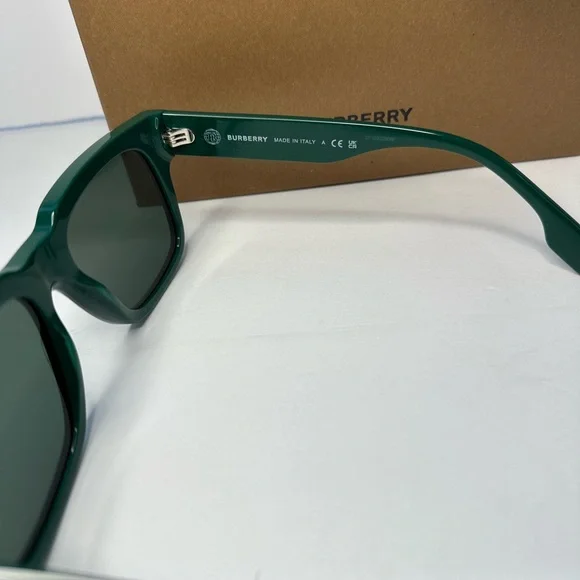 New Auth Burberry Hayden BE4394 Sunglasses Green Dark Green 54mm New & Authentic